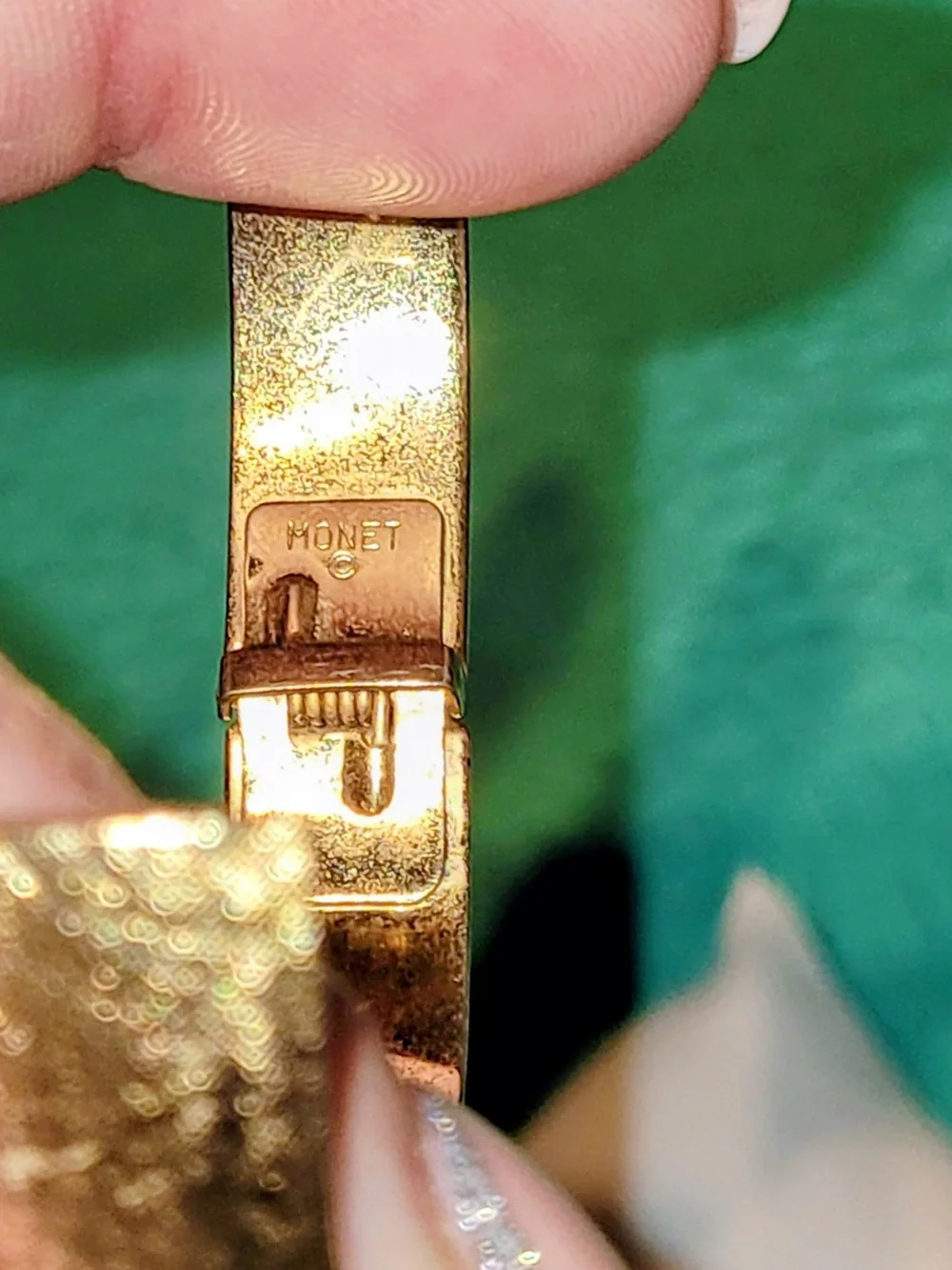 Monet tension hinge
